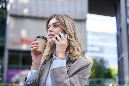 在市中心行走 喝咖啡和用手机聊天的女商务人士在市中心代理人办公室金融售货员职场雇主员工女性电话人士城市高清图片素材