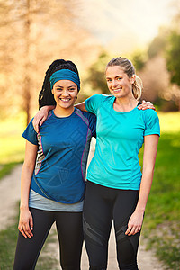 我们在生活的每个方面相互支持 两个运动的年轻女性在自然界外锻炼出背景图片