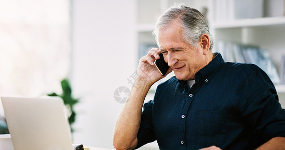 5g来了成熟的企业 男人和手机上的沟通与自由职业者的首席执行官在笔记本电脑上工作并在家里阅读电子邮件 5G 电话和领先的高级商务人士谈判背景