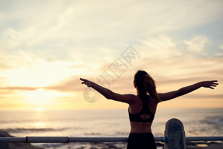 找寻不一样的你找寻你的自由 一个运动的年轻女人跑出去背景