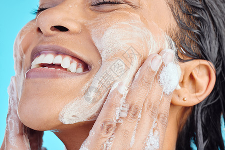 沐浴皂 笑脸和黑人女性用液体清洁身体 用于补水 美容保健或护肤卫生 蓝色背景中突显的自助工作室 spa 泡沫和放松模型洗涤背景图片