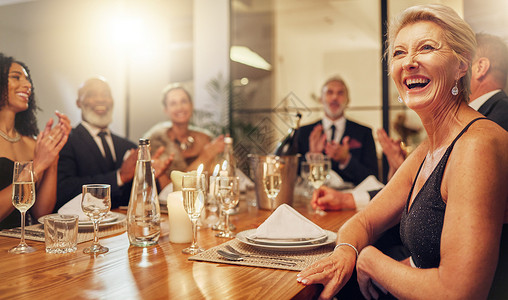 企业尾牙晚宴人们 晚上在餐厅与朋友 企业高管团队一起聚会和鼓掌 或者为成功而高兴 新年 掌声 香槟庆典 祝贺或团体激励背景