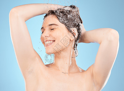 淋浴浴室淋浴 女性和用水卫生从清洁 洗发水和美发中放松 模特的健康 水滴和身体护理 从早上的护肤和皮肤科微笑着清洁背景