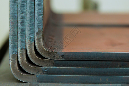 金属板材在液压折弯机上的折弯生产车间生产金属产品背景