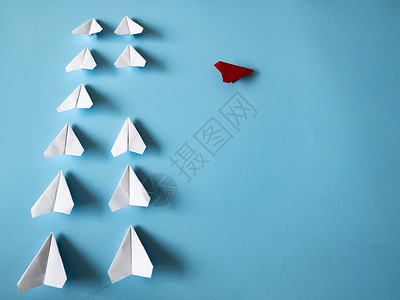 蓝色折纸箭头红色飞机折纸 将其他白色飞机放在蓝色背景上 并有可定制的文字空间;领导才能概念 )背景