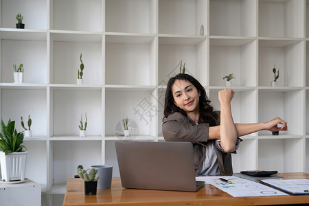 女商务人士在办公室工作时 为了放松办公桌的休息而自食其力或懒惰施工电脑职场技术女性压力女孩手臂经理桌子背景