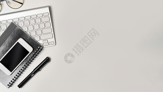小键盘顶端的视野模拟智能手机 笔记本和眼镜 在白桌上背景