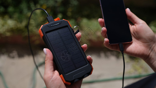 手机充值手持移动电话 外用电池与太阳能电池闭合相连接;电话接通背景
