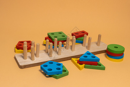 中性背景上的分拣机 多彩多姿的逻辑分拣机特写 儿童木制益智逻辑玩具 适合儿童早期发展的蒙特梭利游戏闲暇童年生态数学技能方法学习孩背景