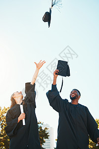 大学 毕业典礼和戴着毕业帽的学生在空中庆祝 幸福和快乐 大学 教育和男女在获得学位 文凭和证书后扔帽子图片