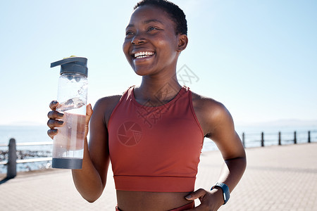 饮用水 健身和在海边跑步进行运动 训练和锻炼的黑人女性 一位对有氧运动 能量和健康感到高兴的跑步运动员的放松 自由和运动微笑背景图片