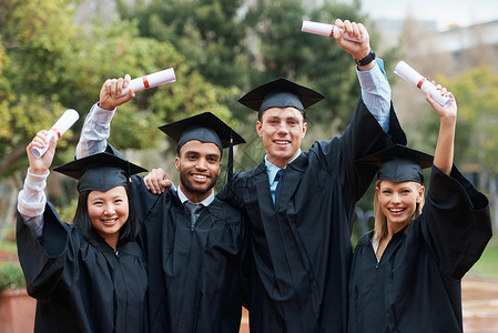 认证资质一群大学毕业生站着穿着帽子和礼服并持有文凭 他们分享了他们的成绩 (掌声)背景