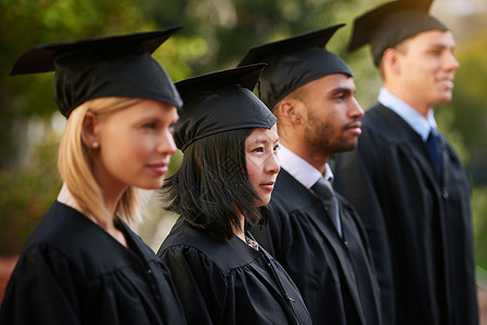 毕业不是终结毕业不是结束 而是开始 一群年轻的大学毕业生站在一排站着的队伍中背景