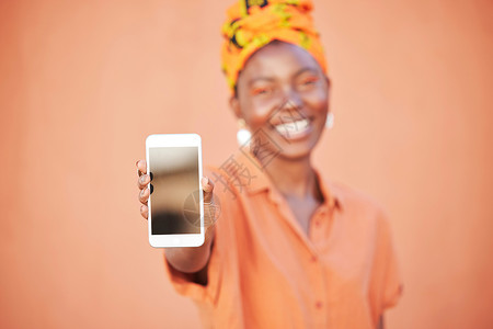 黑人妇女 电话屏幕和样机空间 用于在室外的墙壁背景上进行品牌 广告和徽标 拥有移动智能手机的年轻非洲女孩 用于社交媒体和营销 笑背景图片