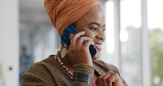 商务 黑人女性和智能手机 用于打字 社交媒体和办公室连接 女企业家 非裔美国人领导人和首席执行官 可通过电话进行交谈 喝咖啡和搜背景图片