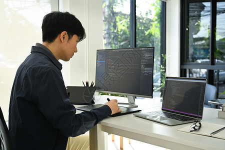侧边栏屏幕上带有编码数据的计算机前端的男性程序程序的侧边视图Name背景