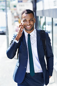 五一钜惠嗨到爆嗨 我快到办公室了 一个英俊的非裔美国商务人士 在走去上班时 使用他的智能手机背景
