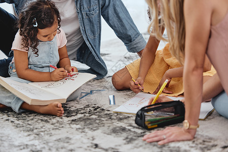 父母素材填色儿童 地板和着色书与父母一起在家庭地毯上学习 教育和娱乐 女童 妈妈和爸爸在旧金山的教学 艺术或发展地板上建立联系背景