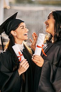 最具潜力证书这是他们一生中最快乐的一天 两名学生在毕业那天拿着毕业证书背景