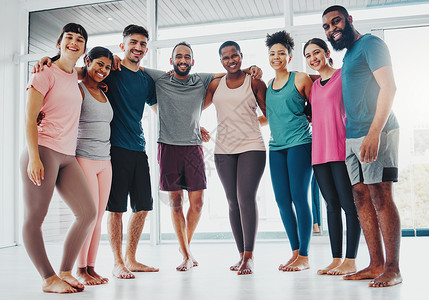 健身 瑜伽和课堂上人们对普拉提锻炼 锻炼和健身房训练感到兴奋的肖像 体育俱乐部 多样性和一群快乐的朋友为健康 目标和健康的身体微背景图片