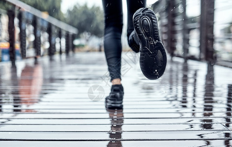 西雅图路马拉松赛马比赛的雨中训练 锻炼和户外心血管运动者 鞋子在水坑里泼水 踏上湿地 腿快速运动健身图片