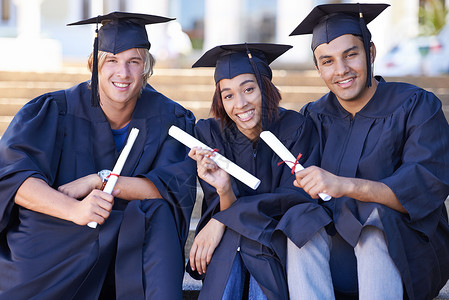 大学生就业难准备进入就业市场 大学生毕业日就上大学了背景