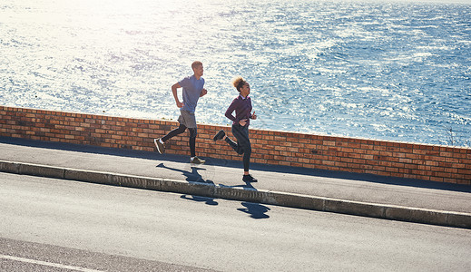 我们以爱的名义来做 一对年轻夫妇一起跑步图片