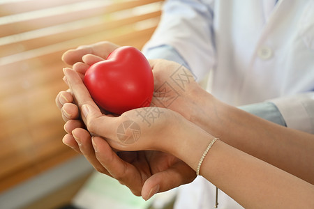 预防近视毛笔字医生和病人握着红心的手近视 保健 器官捐赠和心脏病学概念 包括背景