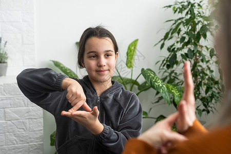 基本技能小白人少女在家里与有爱心的母亲或老师一起做发音练习 小孩发音与导师或教练交谈 一起参与语音发音师生顾问医生视障家庭家人援助非语言背景