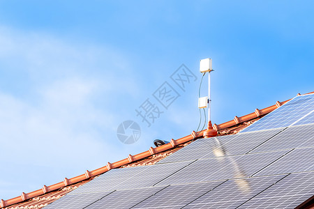 户用光伏用太阳能电池板从屋顶上的太阳产生电 复制空间  info whatsthis背景