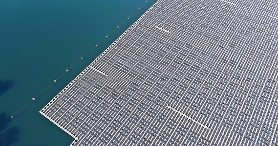 这是一种新的清洁替代能源 可通过漂浮的太阳能电池板和电池平台为湖上的公园农场供电背景图片