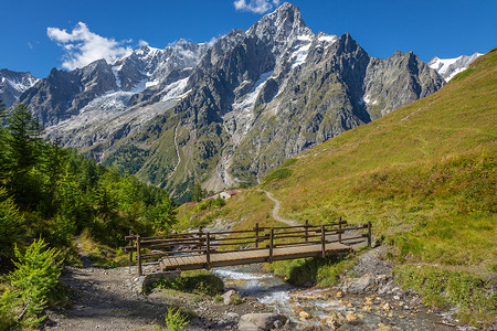 霞慕尼意大利山附近的Aosta山谷景观及河流和桥梁背景