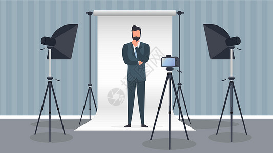 专业摄像机照片工作室矢量 一个穿着西装的男人对着镜头摆姿势 三脚架上的白色帆布背景 三脚架柔光箱上的相机 专业影楼设计图片
