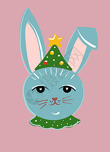 宝宝帽子穿着喜剧帽的可爱蓝兔 他是圣诞树 是卡通风格的兔子头设计图片