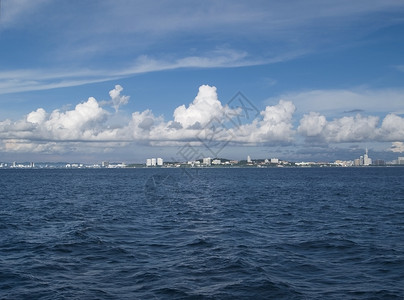 海边的城市背景图片