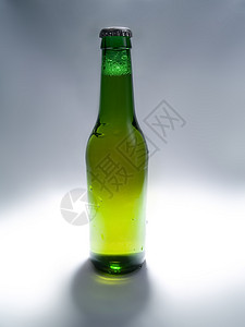啤酒瓶 液体 酒吧 饮料 茶点 新鲜的 绿色的背景图片