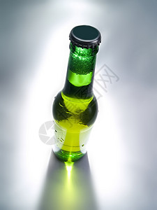 啤酒瓶 清爽 新鲜的 瓶子 茶点 酒精 绿色的背景图片