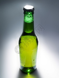 啤酒瓶 喝 新鲜的 茶点 绿色的 液体 清爽 玻璃 酒精背景图片