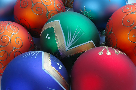 圣诞节装饰品 假期 蓝色的 球 绿色的 树背景图片