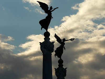 天使雕像 爱 云 天空 天堂 时尚 翅膀 假期背景图片