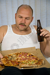 啤酒和比萨饼系列 饮料 喝 腹部 酒精 体重增加高清图片