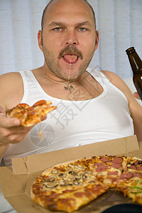 披萨和啤酒树懒电视迷高清图片