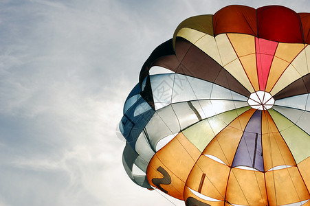 降落伞 娱乐 运动 夏天 天空背景图片