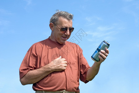 喝啤酒的男人 夏天 马克杯 醉 成人 贮藏啤酒 酒精图片