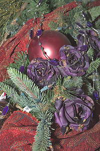 红色和紫色圣诞树花纹背景图片