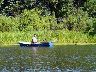 船上的渔夫 淡水 荒野 自由 河 撑船 闲暇 早晨图片