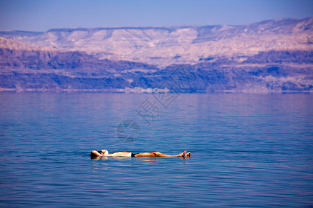 人漂在死海以色列死海高清图片