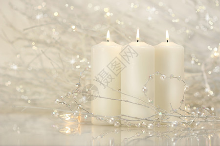 三个白色蜡烛背景图片