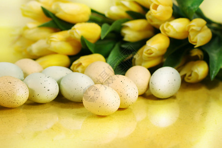黄郁金香和复活节蛋 白色的 雏鸟 绿色的 自然 粉色的 食物背景图片
