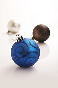 圣诞节 电灯泡 假期 白色的 蓝色的 反射背景图片